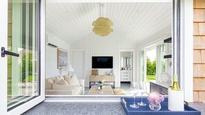 Smart TV, chimenea y tenis de mesa 