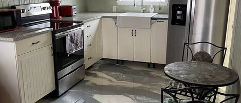 Jääkaappi, mikroaaltouuni, uuni, liesi