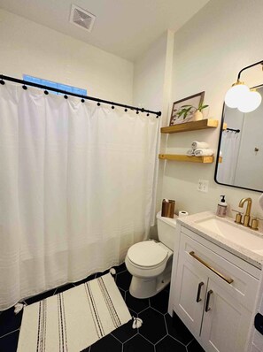 Haartrockner, Handtücher, Seife, Toilettenpapier