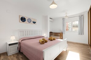 4 bedrooms, iron/ironing board, WiFi, bed sheets