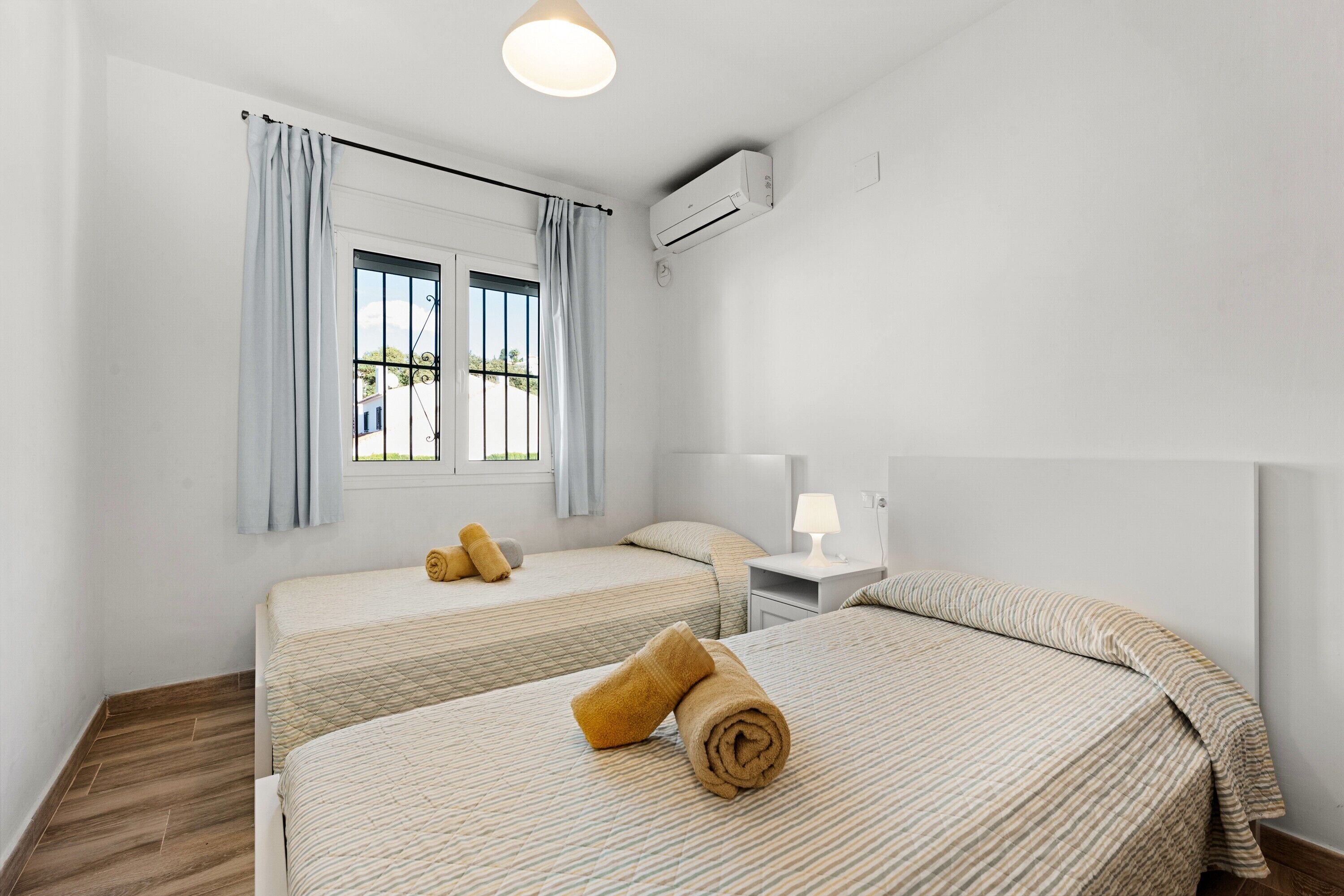 Een strijkplank/strijkijzer, wifi, beddengoed