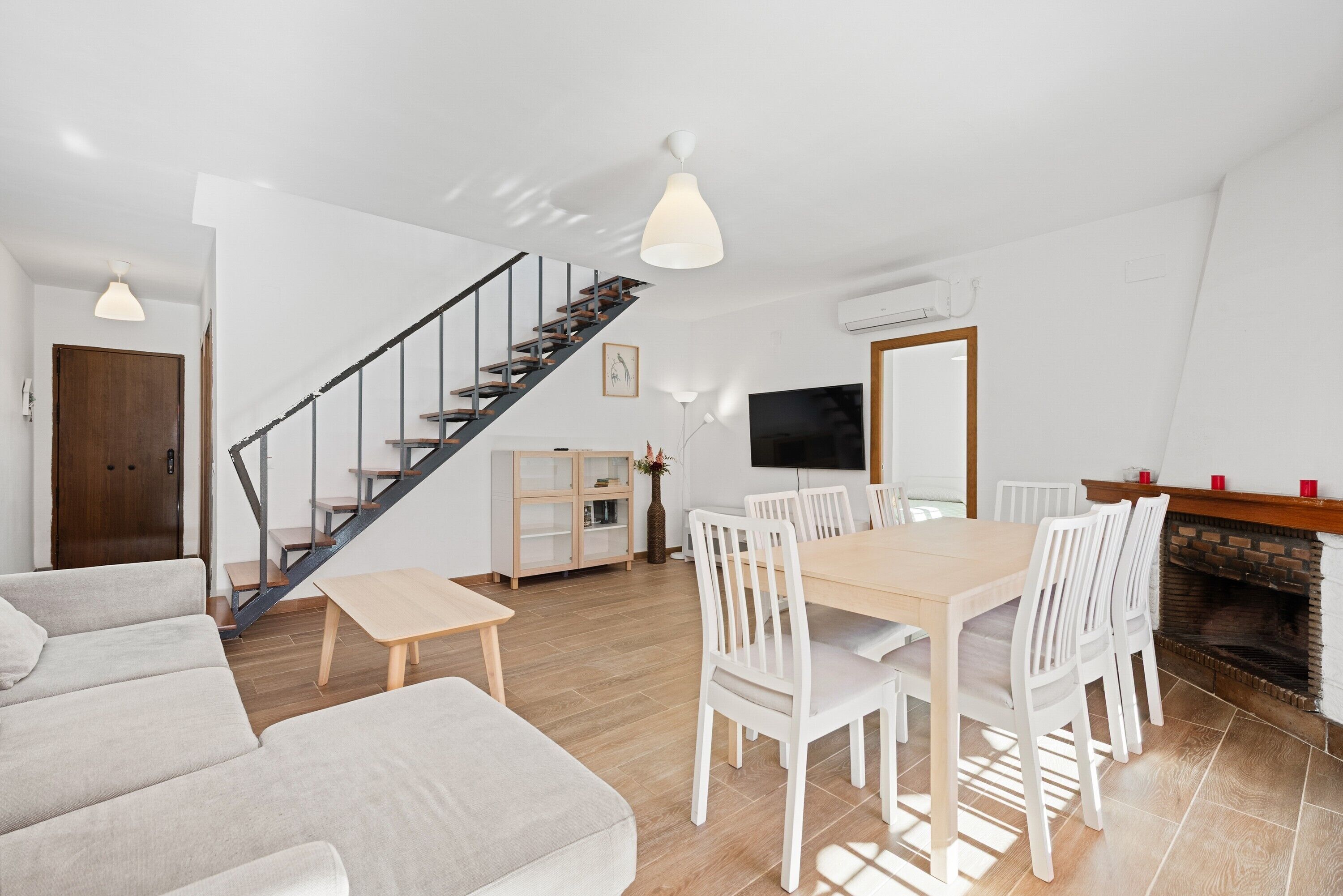 Een televisie en een open haard