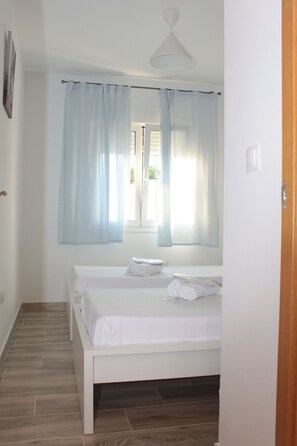 Silitysrauta/-lauta, Wi-Fi, vuodevaatteet