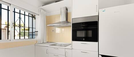 Réfrigérateur, four à micro-ondes, surface de cuisson, lave-vaisselle