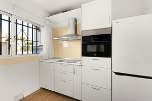 Geladeira, micro-ondas, fogão, cooktop