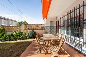 Outdoor dining - Holiday Home 'La Casa De La Cala Del Moral' with Shared Pool, Wi-Fi and Air Conditioning (La Cala del Moral)
