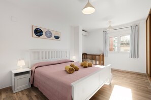 Iron/ironing board, WiFi, bed sheets - Holiday Home 'La Casa De La Cala Del Moral' with Shared Pool, Wi-Fi and Air Conditioning (La Cala del Moral)