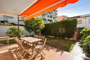 Outdoor dining - Holiday Home 'La Casa De La Cala Del Moral' with Shared Pool, Wi-Fi and Air Conditioning (La Cala del Moral)