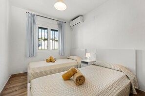 4 bedrooms, iron/ironing board, WiFi, bed sheets - Holiday Home 'La Casa De La Cala Del Moral' with Shared Pool, Wi-Fi and Air Conditioning (La Cala del Moral)