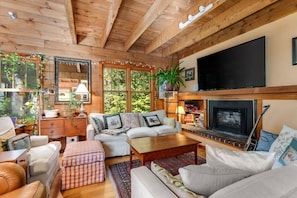 TV, fireplace - Hidden Beech at Sugarbush - 2 min to Mt Ellen (Fayston)