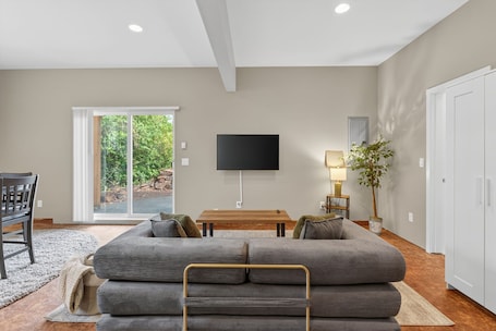 Smart TV. Suburban Studio, Near Golf, Wineries & Dining
