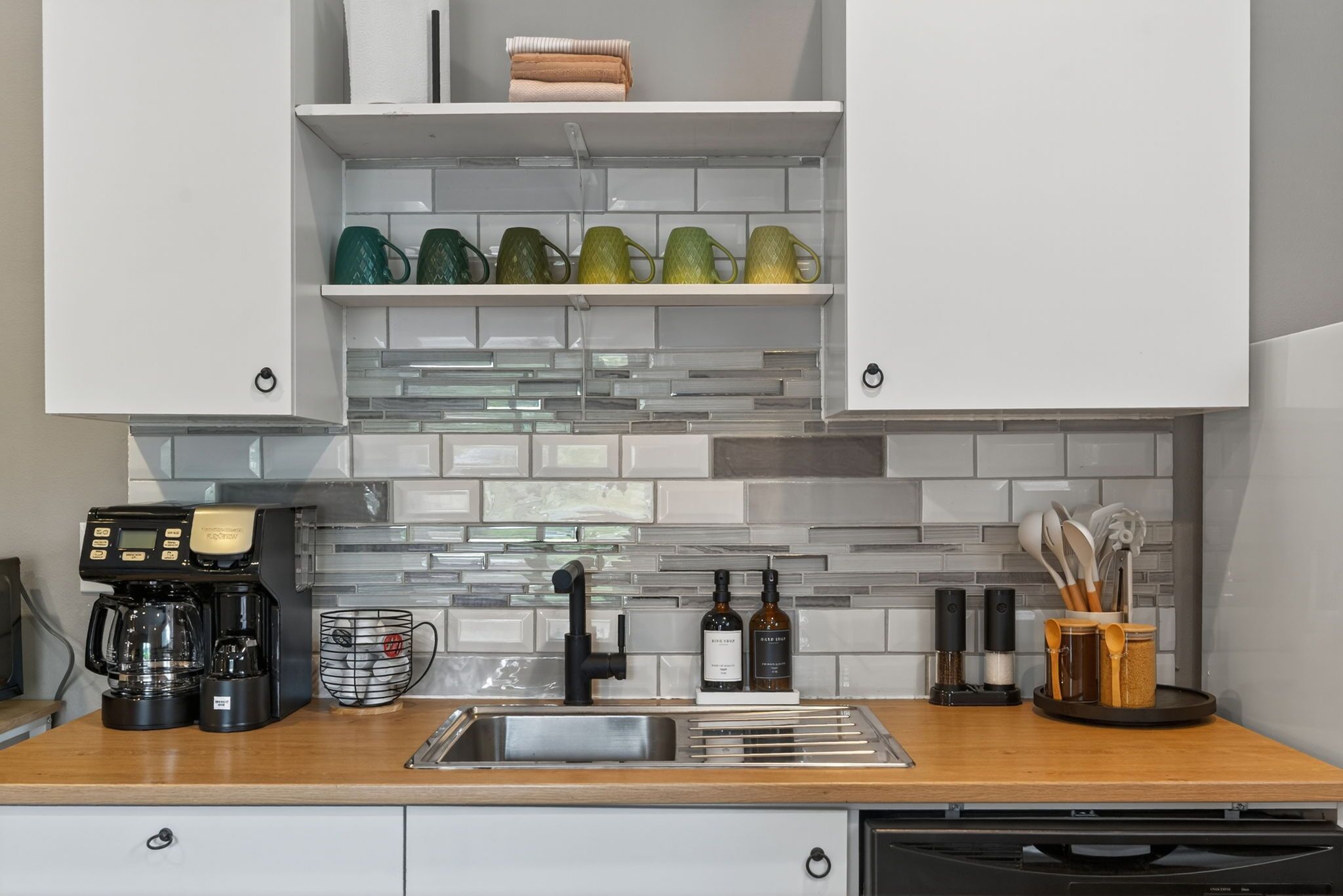 Kjøleskap, mikrobølgeovn, kokeplater og kaffetrakter/tekoker