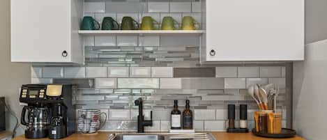 Refrigerador, microondas, parrilla de estufa y cafetera y tetera