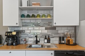 Kühlschrank, Mikrowelle, Herdplatte, Wasserkocher mit Kaffee-/Teezubehör