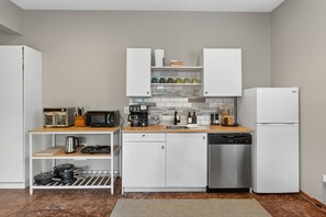 Fridge, microwave, stovetop, coffee/tea maker - Suburban Studio, Near Golf, Wineries & Dining (Portland)