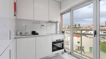 Réfrigérateur, four, plaque de cuisson, cafetiÚre/bouilloire