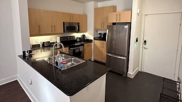 Kühlschrank, Mikrowelle, Ofen, Herdplatte