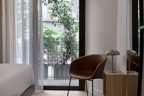 2 chambres, coffre-fort, bureau, fer et planche à repasser