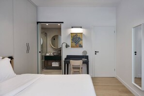 2 bedrooms, desk, iron/ironing board, travel cot