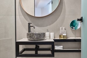 Een haardroger, handdoeken, zeep, shampoo