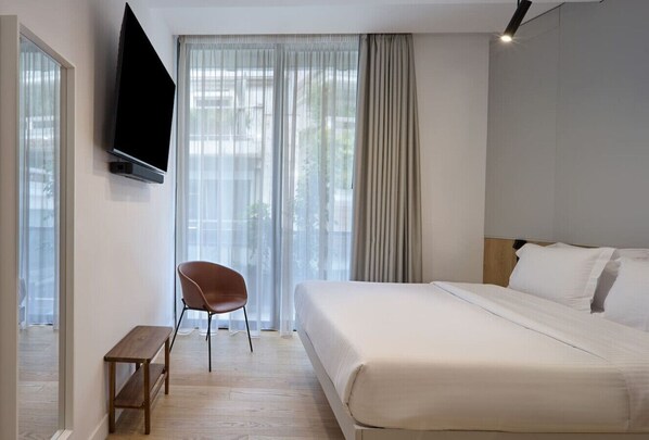 2 chambres, coffre-fort, bureau, fer et planche à repasser