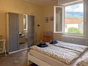 2 slaapkamers, een bureau, een strijkplank/strijkijzer, reisbedje