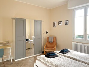 2 chambres, bureau, fer et planche à repasser, lit parapluie