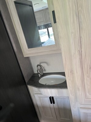 Regadera, toallas, papel de baño