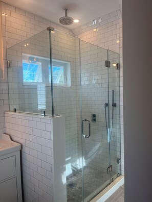 Shower, hair dryer, bidet, towels