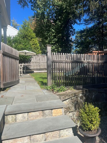 Enjoyable 3 bedroom house in Fairfield, four miles to downtown and beaches