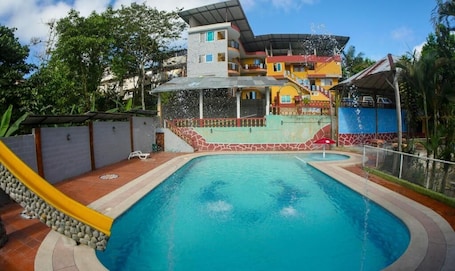 Una piscina al aire libre