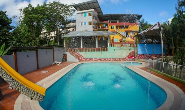 Una piscina al aire libre