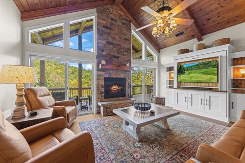 Golf Course Views & Mountain Breezes - Your Perfect Condo Getaway