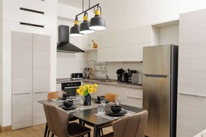 Kjøleskap, mikrobølgeovn, ovn og kokeplater