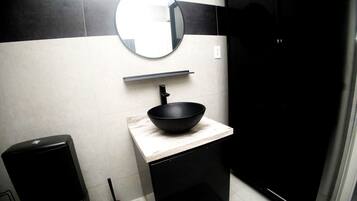 Dusch, hårtork, handdukar och toalettpapper