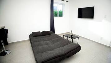 Een strijkplank/strijkijzer, wifi, beddengoed