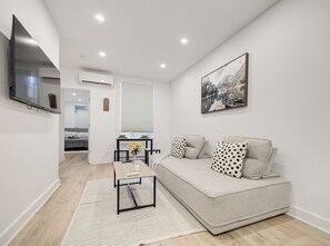 2 عدّة غرف نوم ومكواة/لوح كي وخدمة الإنترنت وملاءات أسرّة