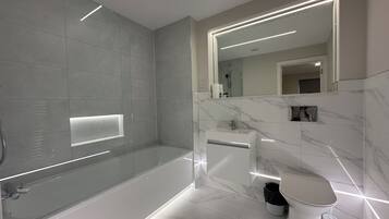 Twin Room | Bathroom