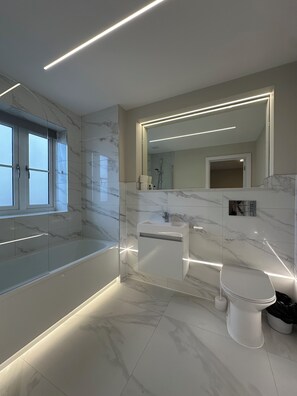 Dubbelrum | Badrum | Gratis toalettartiklar, hårtork, handdukar och tvål