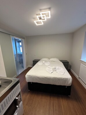 Double Room | Soundproofing, iron/ironing board, bed sheets - Wendover Annexe (High Wycombe)
