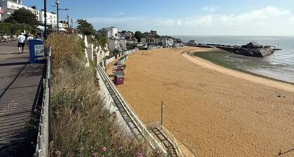 Peaceful Broadstairs Flat with Parking · 15-Min Walk to Viking Bay Beach & Town