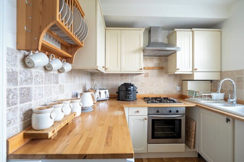 Peaceful Broadstairs Flat with Parking · 15-Min Walk to Viking Bay Beach & Town