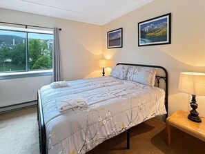 Desk, laptop workspace, blackout curtains, iron/ironing board - Mountain Green Resort (Killington)