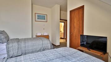 Condo, 4 Bedrooms, Kitchen, Mountain View | Desk, laptop workspace, blackout drapes, iron/ironing board