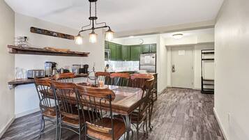 Condo, 4 Bedrooms, Kitchen, Mountain View | Private kitchen | Full-size fridge, microwave, oven, stovetop