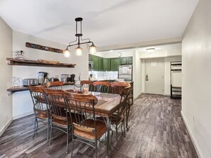 Condo, 4 habitaciones, cocina, vista a la montaña | Cocina privada | Refrigerador con congelador, microondas, horno y parrilla de estufa