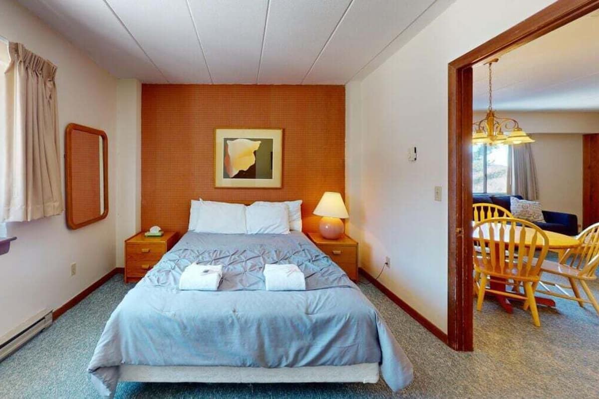 Condo, 1 cama Queen size y sofá cama, vista a la montaña | Escritorio, espacio para trabajar con laptop y cortinas blackout