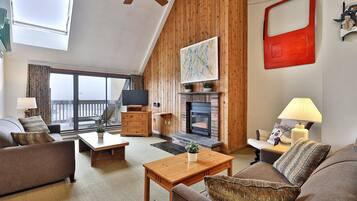 Condo, 4 Bedrooms, Kitchen, Mountain View | Living area