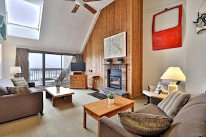 Condo, 4 Bedrooms, Kitchen, Mountain View | Living area