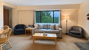 Condo, 1 Queen Bed with Sofa bed, Kitchen | Living area